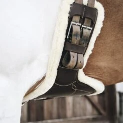 Kentucky Horsewear Kentucky Springsingel Sheepskin Short Stud Brown -Lemie Paard Winkel kentucky springsingel sheepskin short stud brown.129871